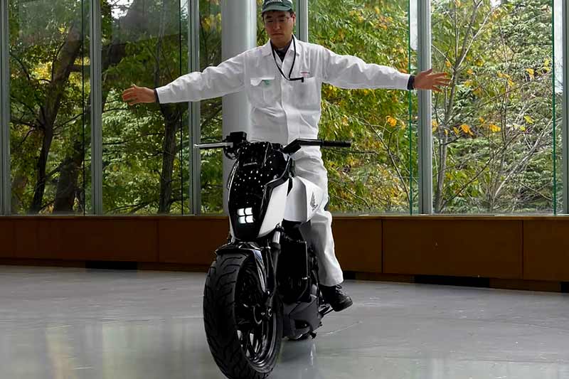 Fotos Honda Riding Assist: la moto que no se cae