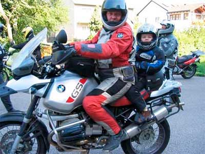 Llevar niño de pasajero en moto