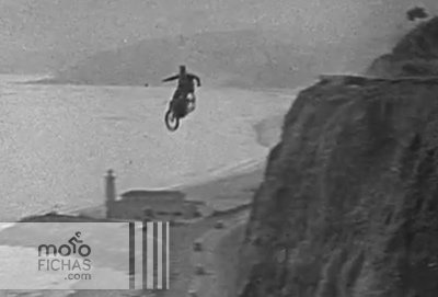 Fotos El primer salto en moto con paracaídas no salió bien (vídeo)