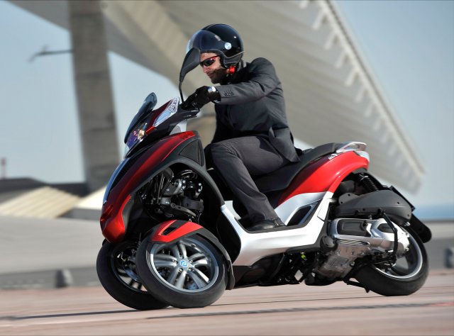 Fotos Piaggio demanda a Yamaha y Peugeot por sus scooters de tres ruedas