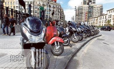Fotos Si aparcas tu moto en la acera, cuidado con las multas