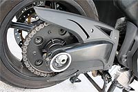 La transmisión por cadena, como si de una moto se tratase le de un toque exclusivo. Pero es ruidosa y requiere un mantenimiento diferente al de un scooter.