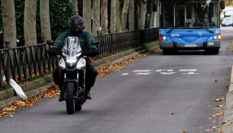 Las motos no podrán circular por el carril-bus de La Castellana en Madrid (image)