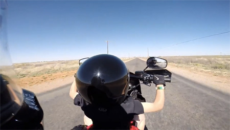 El vídeo de la polémica: padre cede el control de la moto a niño de 6 años (image)