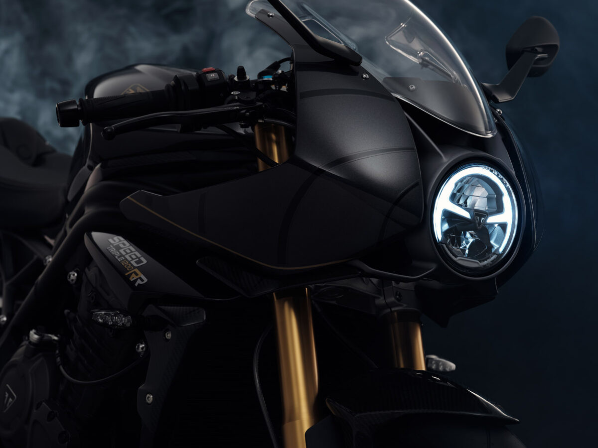 Fotos Una Triumph Speed Triple 1200 RR al más puro estilo James Bond