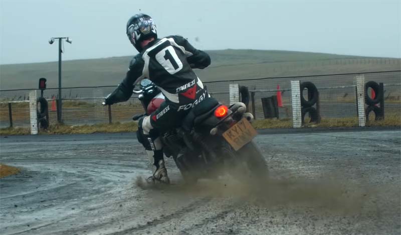 Fogarty haciendo flat track con una Triumph Scrambler (vídeo) (image)