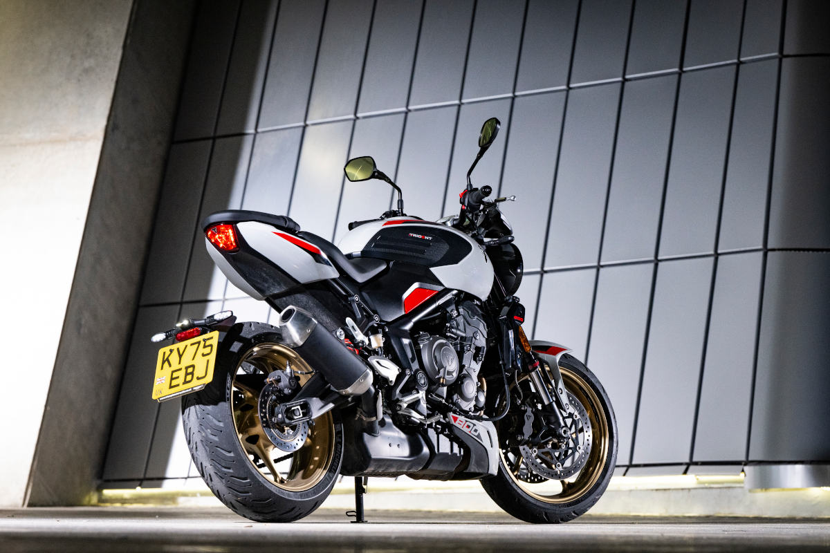 prueba triumph trident 800 estatica 3