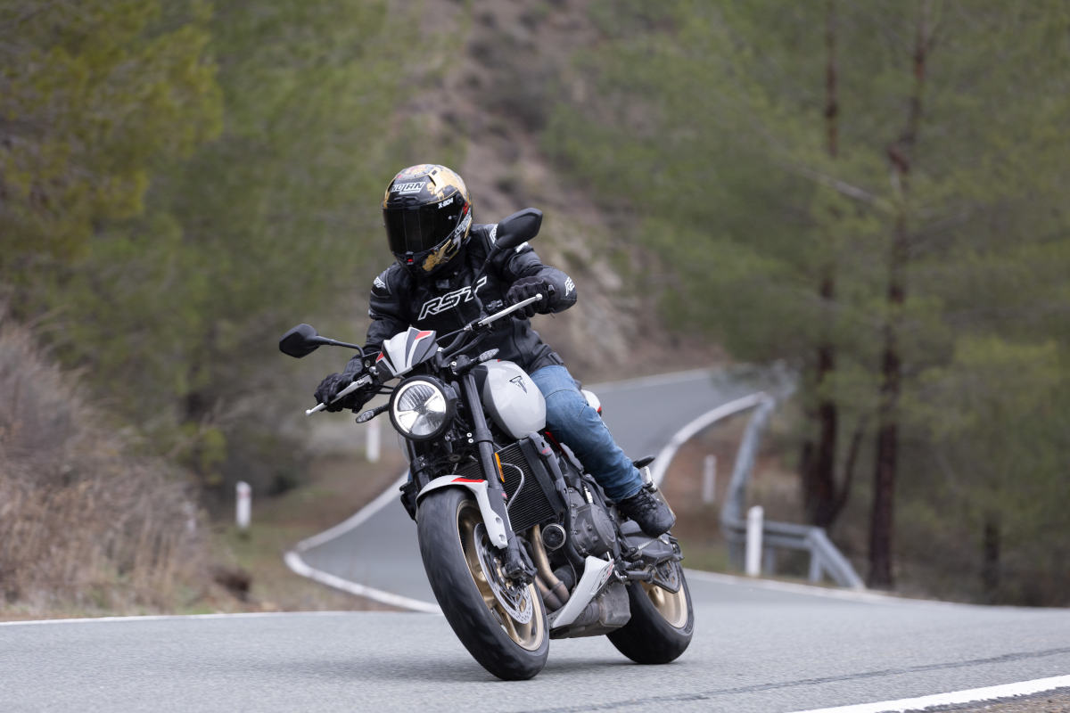 prueba triumph trident 800accion 4