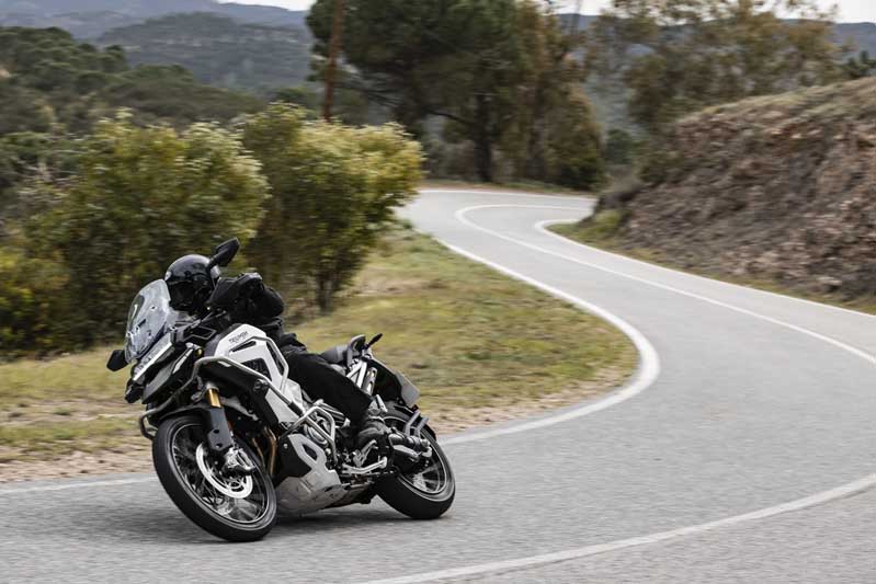 triumph tiger 1200 rally accion carretera 01