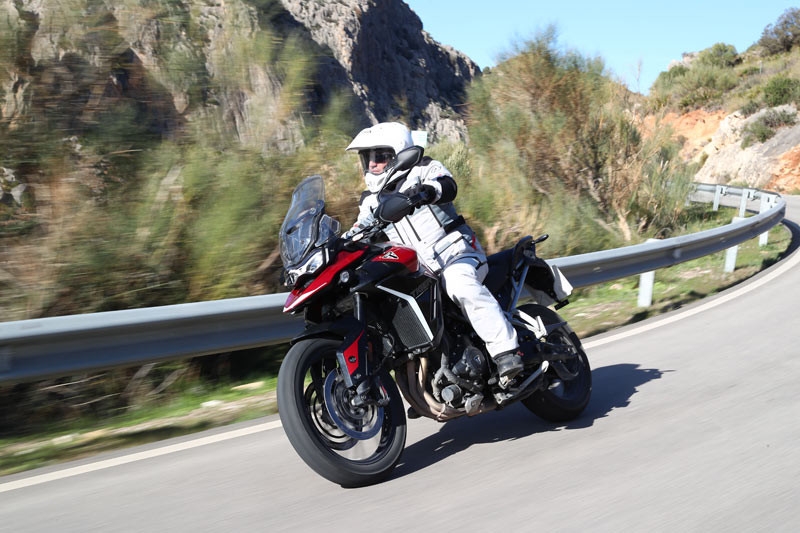 triumph tiger 900 gt pro 2024 prueba accion 04