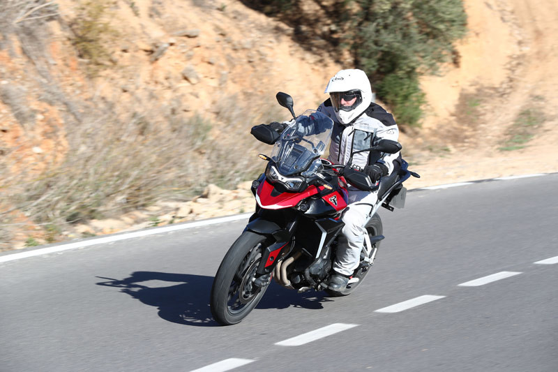 triumph tiger 900 gt pro 2024 prueba accion 05