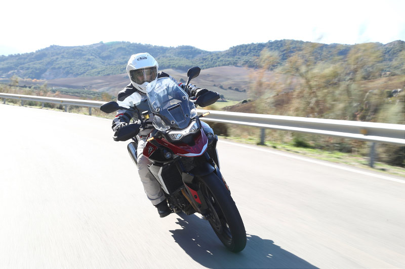 triumph tiger 900 gt pro 2024 prueba accion 06