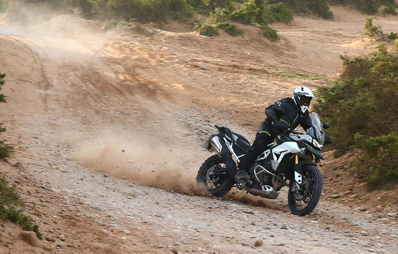 triumph tiger 900 rally pro prueba off road accion 2