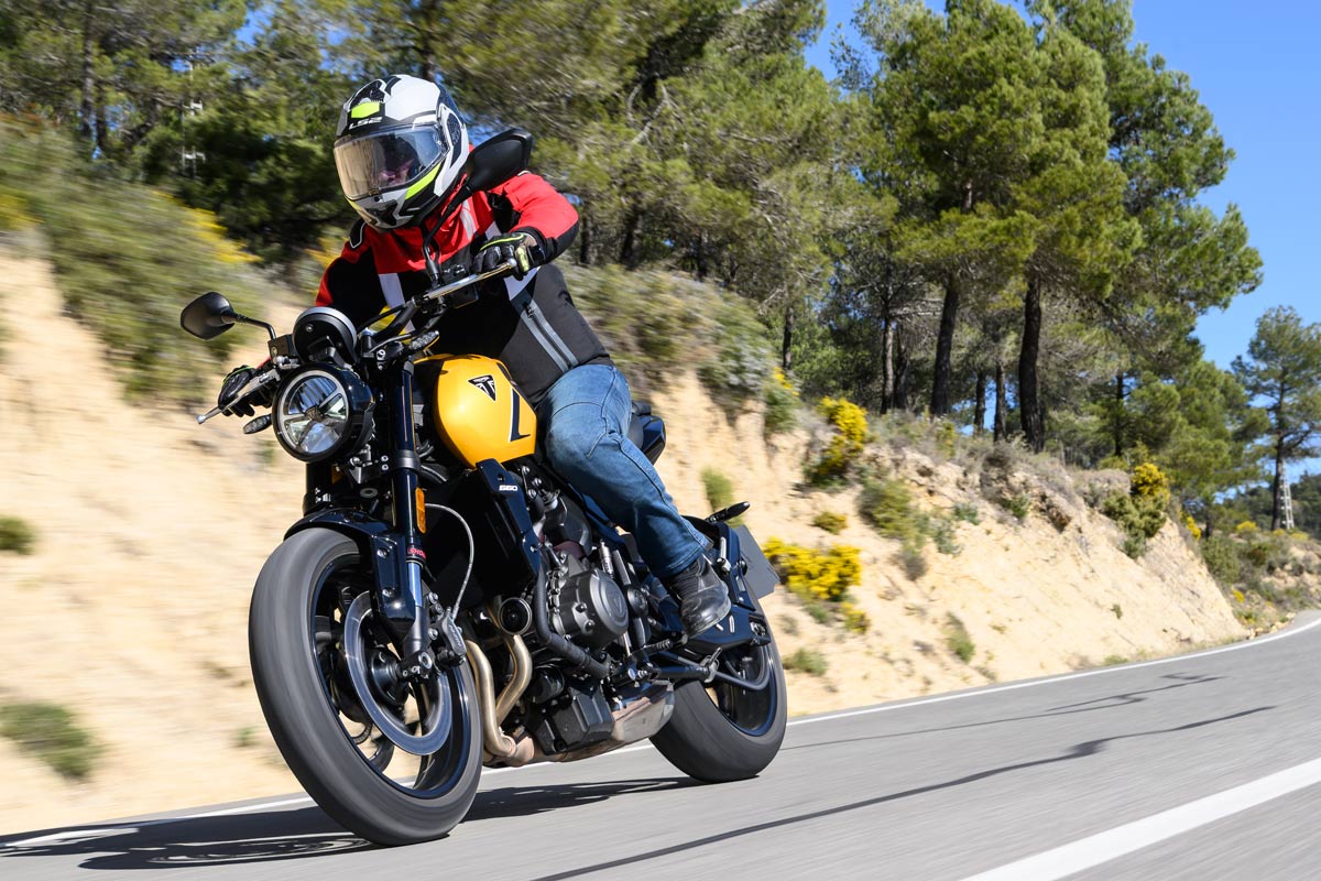 prueba triumph trident 660 2026 accion apertura 02