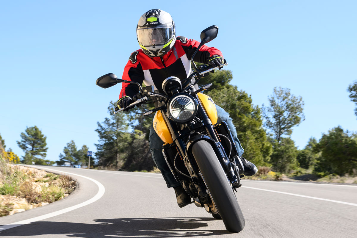 prueba triumph trident 660 2026 accion apertura 03
