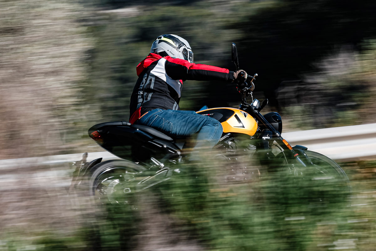 prueba triumph trident 660 2026 accion apertura 04