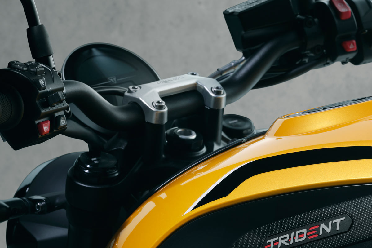 prueba triumph trident 660 2026 mandos 04