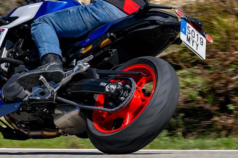 prueba bmw f 900 r faro trasero