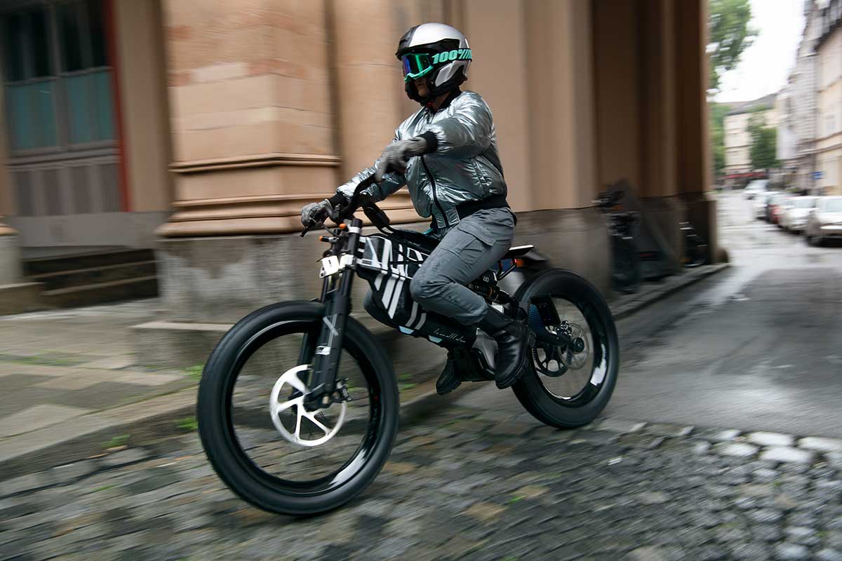 Fotos BMW Vision Amby 2022: Moto eléctrica y bicicleta, a partes iguales (VIDEO)