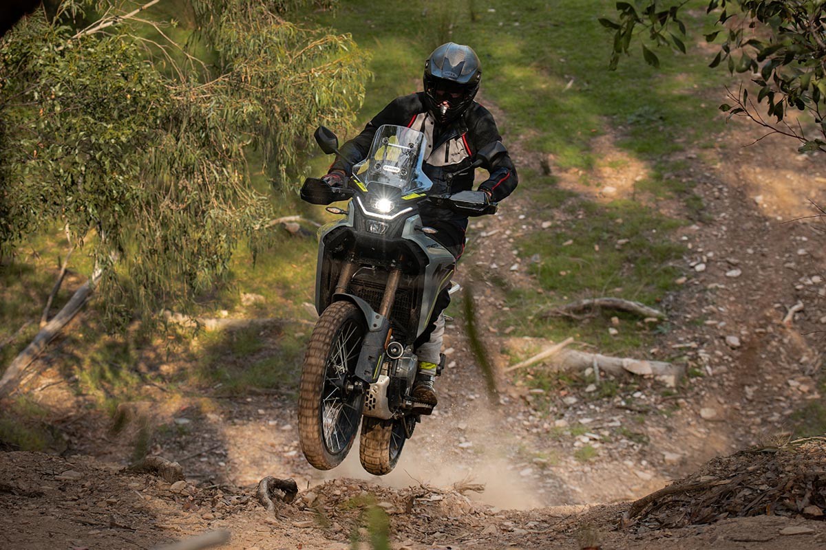 Fotos CFMOTO 450MT 2026 Akrapovič Edition: más equipada que nunca y por 6.495 euros