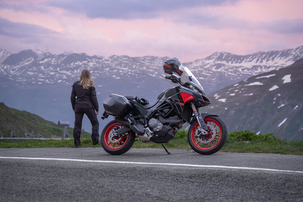 ducati MULTISTRADA V2S THRILLING BLACK STREETGRAY