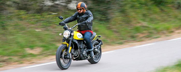 Al manillar de la Ducati Scrambler