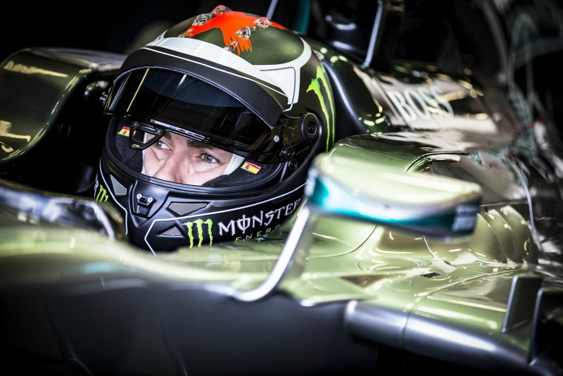 Fotos Lorenzo a los mandos del Mercedes AMG Petronas de F1