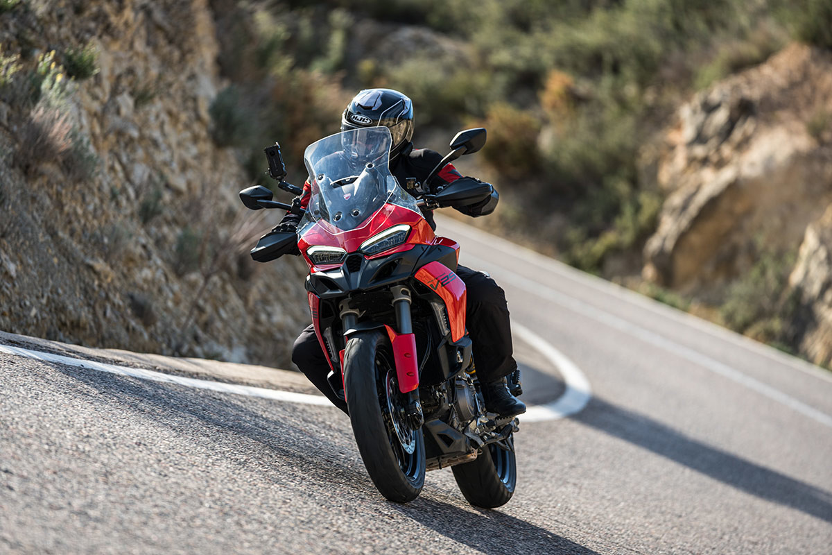 ducati multistrada v2 2025 accion frontal izquierdo 06