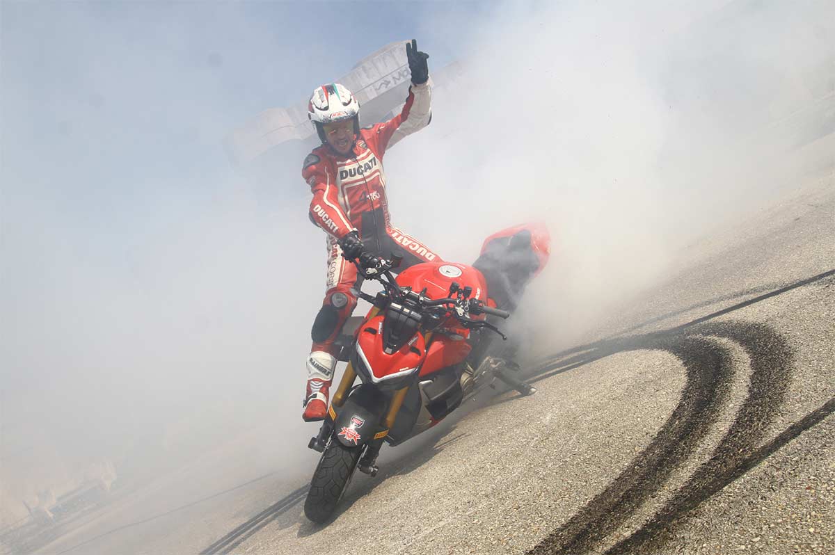 Fotos Emilio Zamora añade una Ducati Streetfighter V4 S a su escuadra de motos de stunt