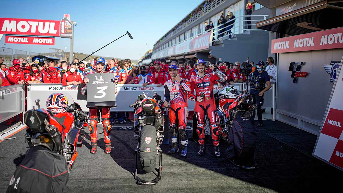 Anima a los pilotos Ducati desde la Tribuna Roja en el GP de la Comunidad Valenciana (image)