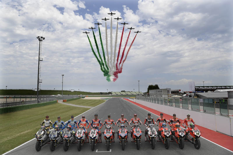 Fotos Espectacular "Carrera de Campeones" en el World Ducati Week