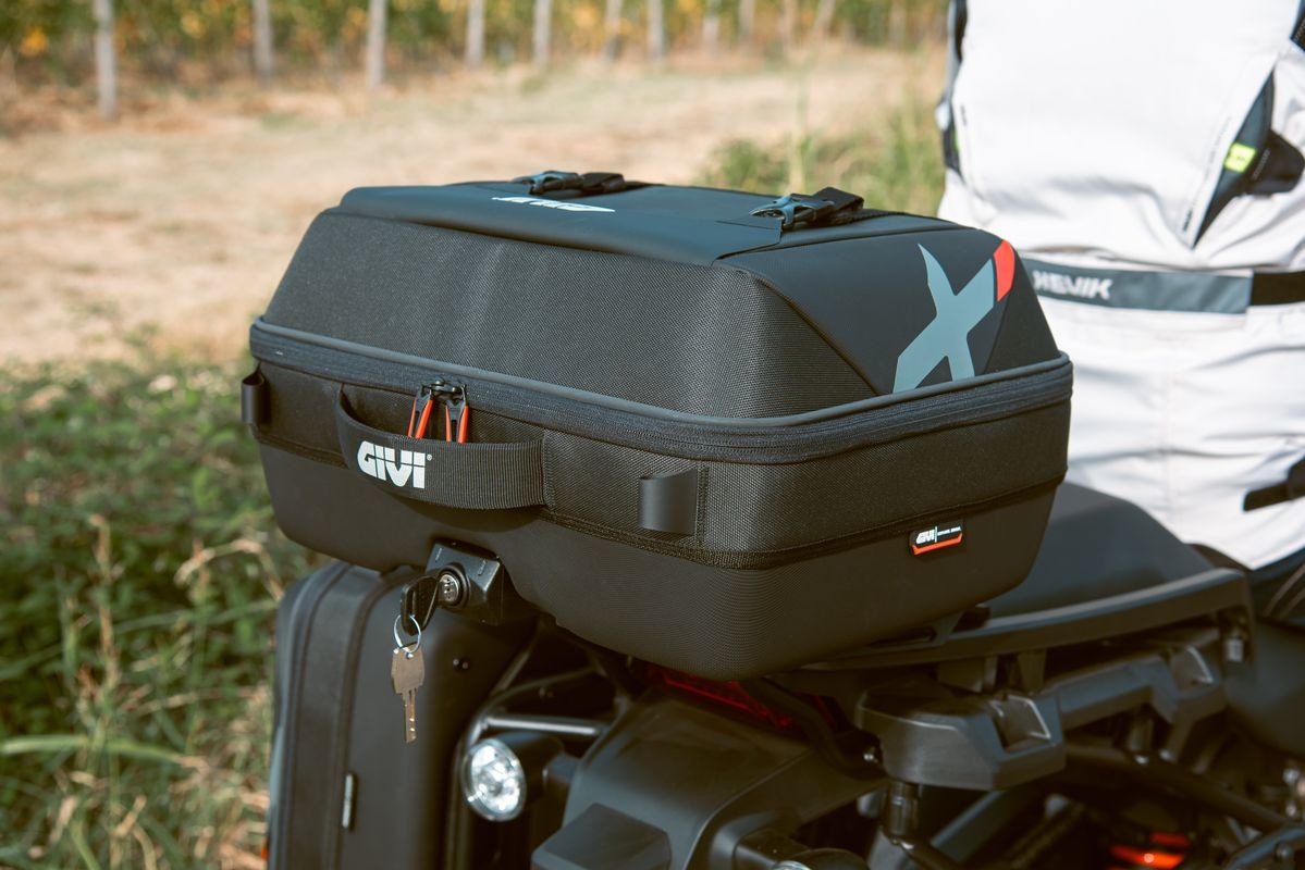 Fotos Nueva Givi XL09, la maleta que puede ser lateral y top case