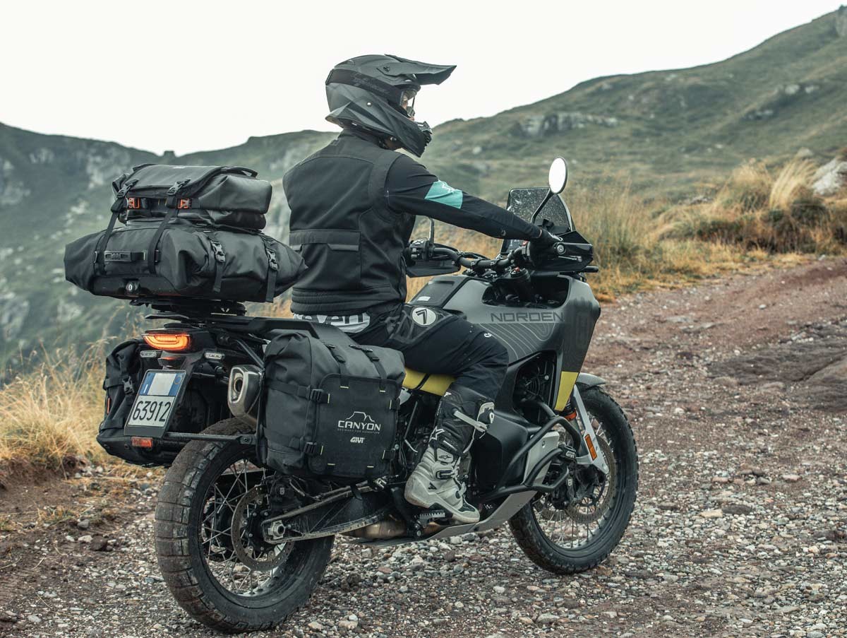Fotos Givi amplía la gama Canyon de bolsas para motos trail