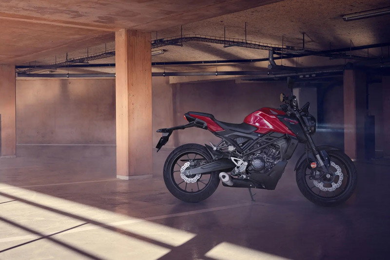 honda cb125r 2024 estatica 2