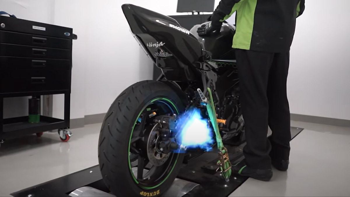 Fotos Kawasaki Ninja ZX-25R, “on fire” (VIDEO)