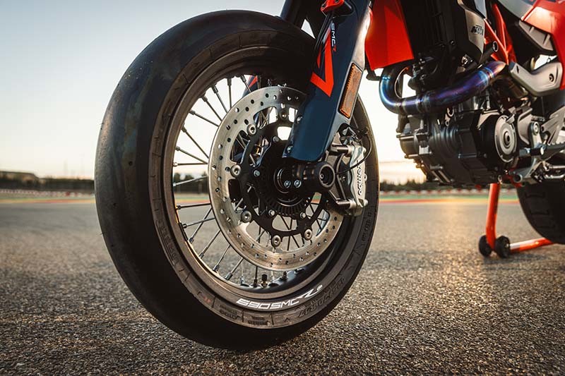 ktm 690 smc r 2026 03