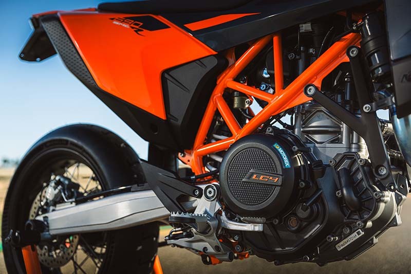 ktm 690 smc r 2026 04