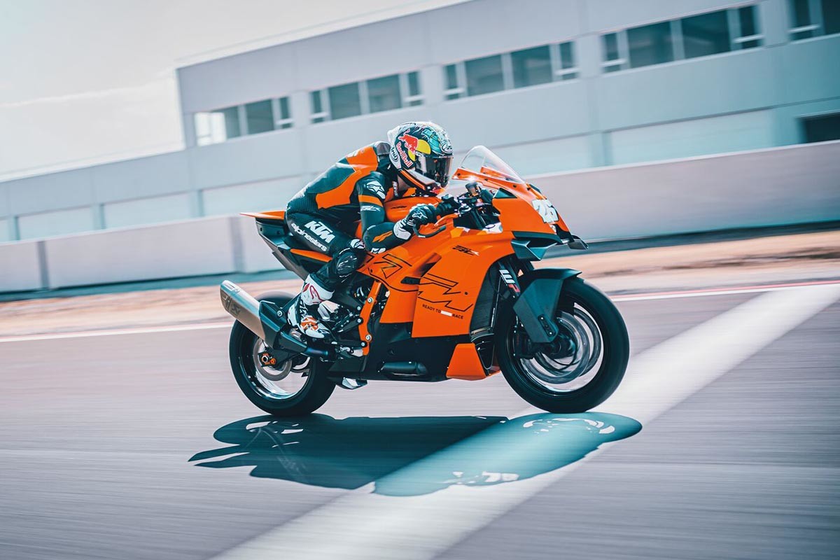 Fotos KTM se tira de cabeza a la piscina de las deportivas con su espectacular 990 RC R