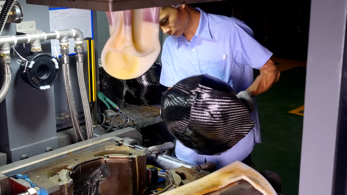 fabricacion casco carbono ls2