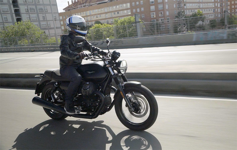prueba moto guzzi v7 2021 accion texto