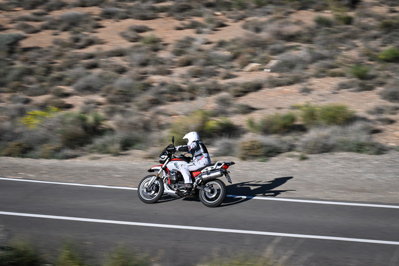 moto guzzi v85 tt 2024 prueba accion 1