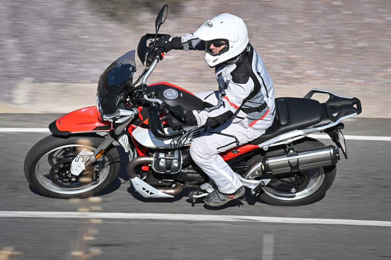 moto guzzi v85 tt 2024 prueba accion 3