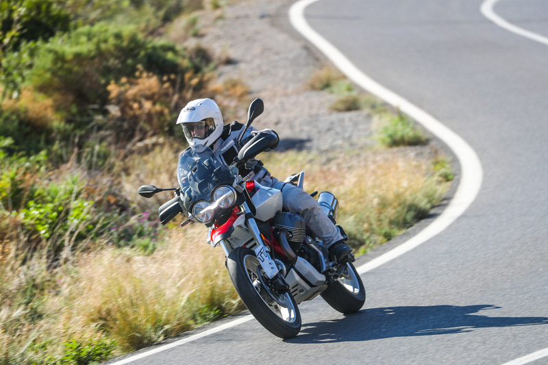 moto guzzi v85 tt 2024 prueba accion 5