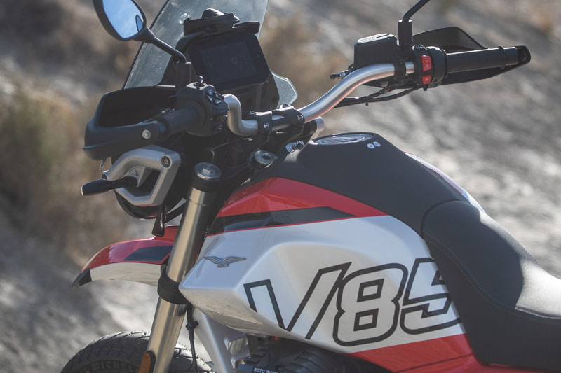 moto guzzi v85 tt 2024 prueba detalles graficos