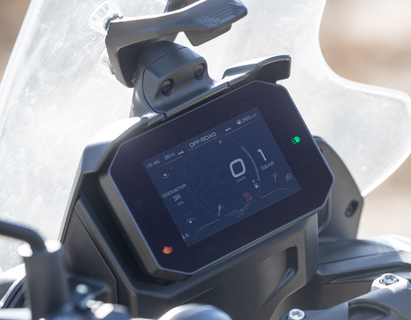 moto guzzi v85 tt 2024 prueba detalles instrumentacion