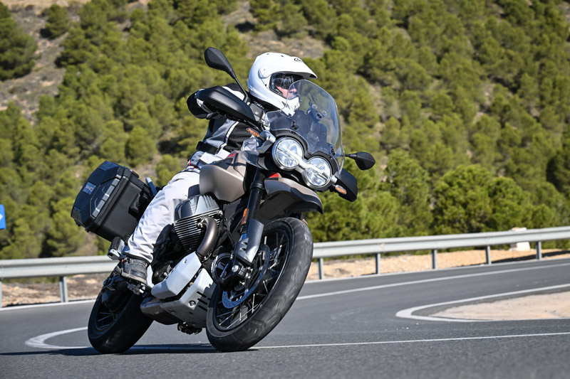 moto guzzi v85 tt travel 2024 prueba accion 2