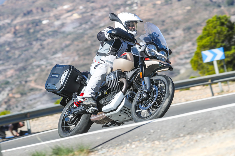 moto guzzi v85 tt travel 2024 prueba accion 4
