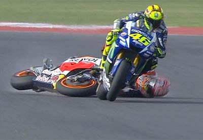 Rossi saldrá último en Valencia por la acción que terminó con Márquez en el suelo (image)