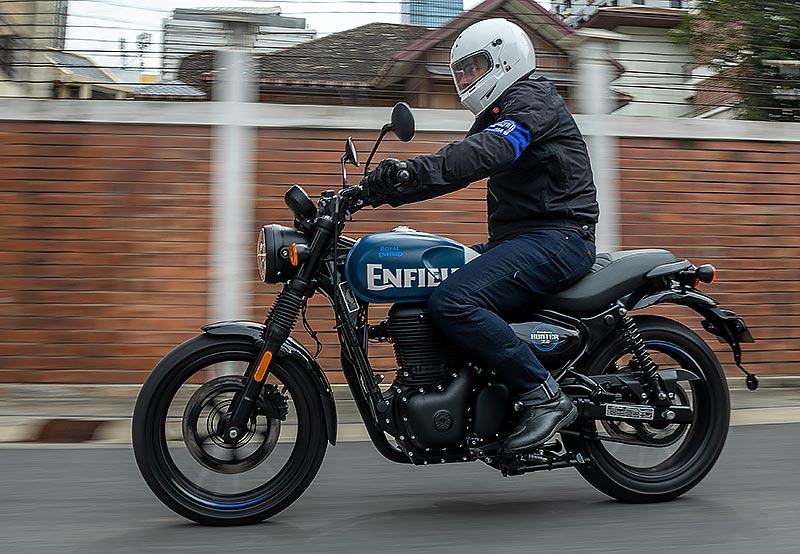 Prueba Royal Enfield Hunter 350 azul y blanca Bangkok