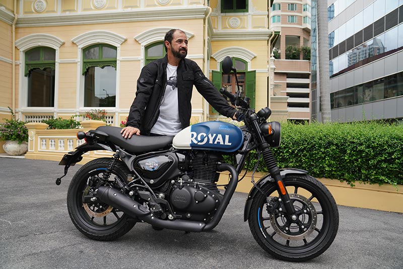 Carlos Lera prueba Royal Enfield Hunter 350 Bangkok